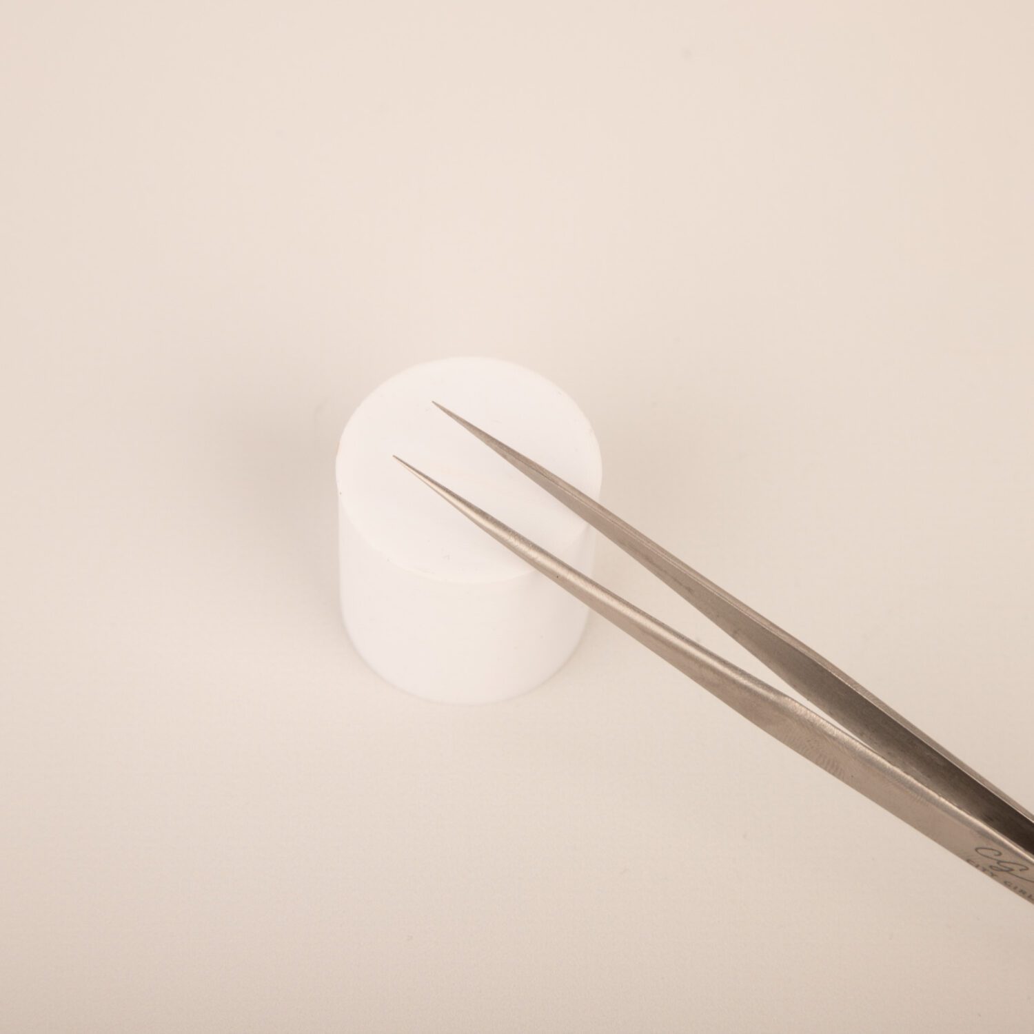 PINZA PARA EXTENSIÓN DE PESTAÑAS