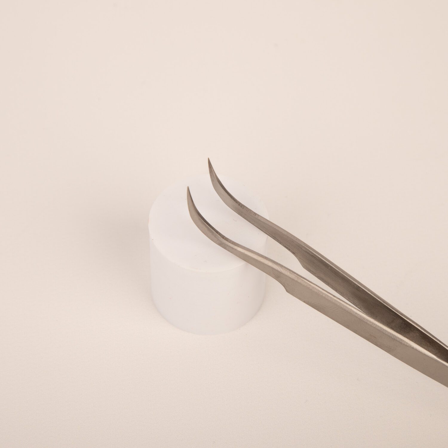 PINZA PARA EXTENSIÓN DE PESTAÑAS