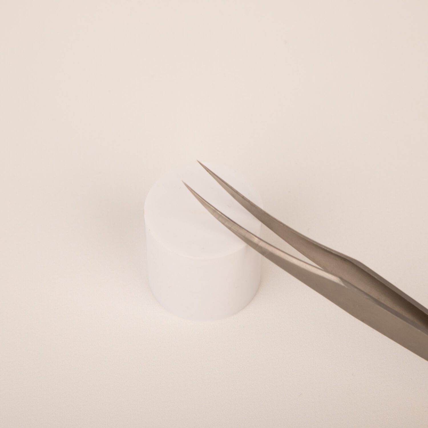 PINZA PARA EXTENSIÓN DE PESTAÑAS