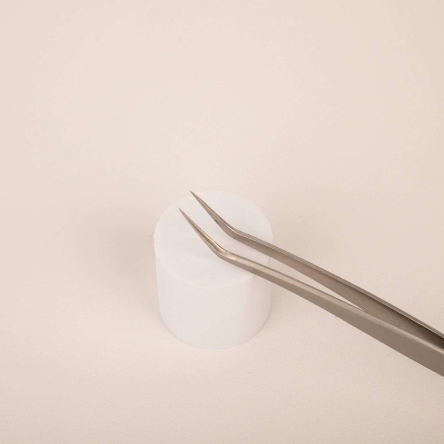 PINZA PARA EXTENSIÓN DE PESTAÑAS