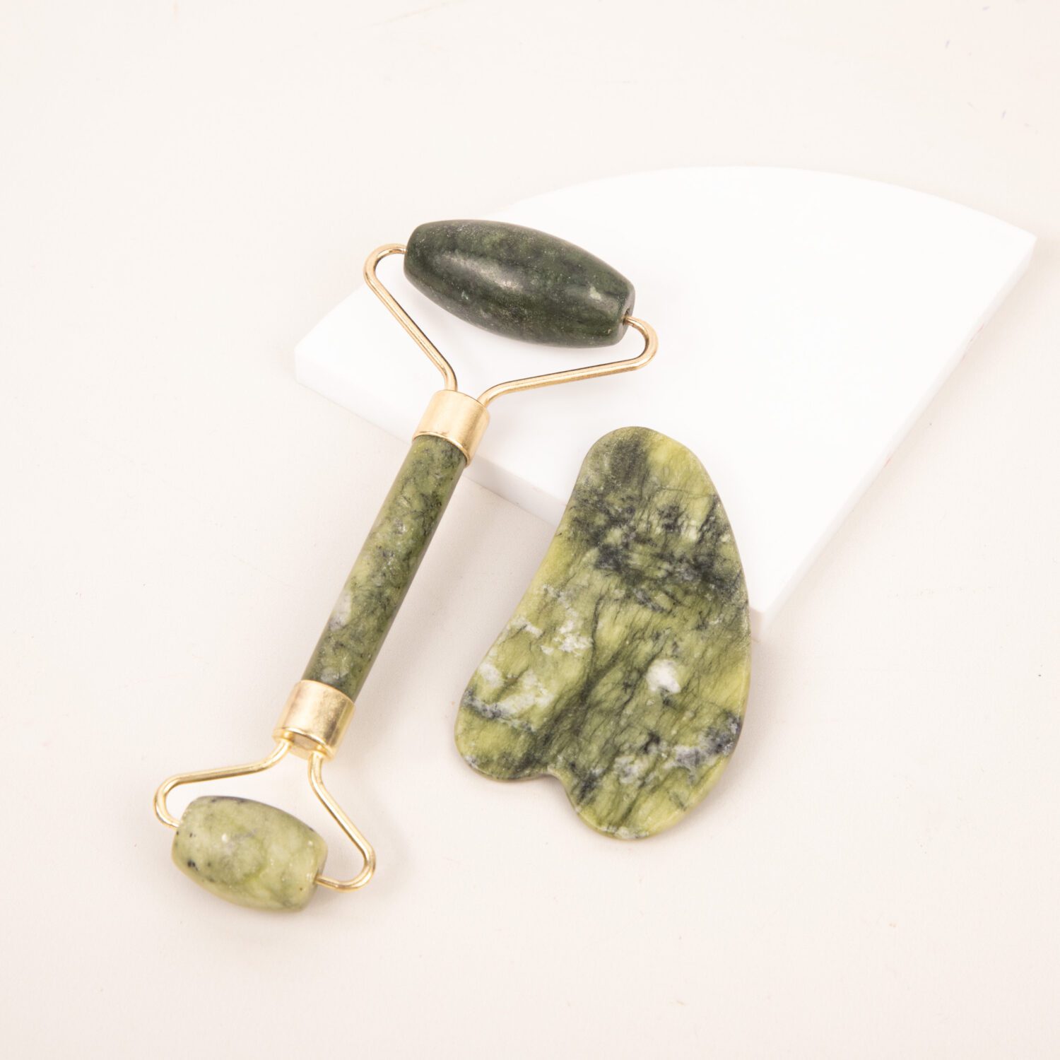 MASAJEADOR RODILLO DE JADE + GUA SHA